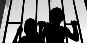 suça sürüklenen çocuklar